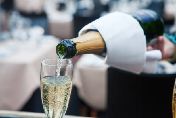 Cách rót rượu Champagne