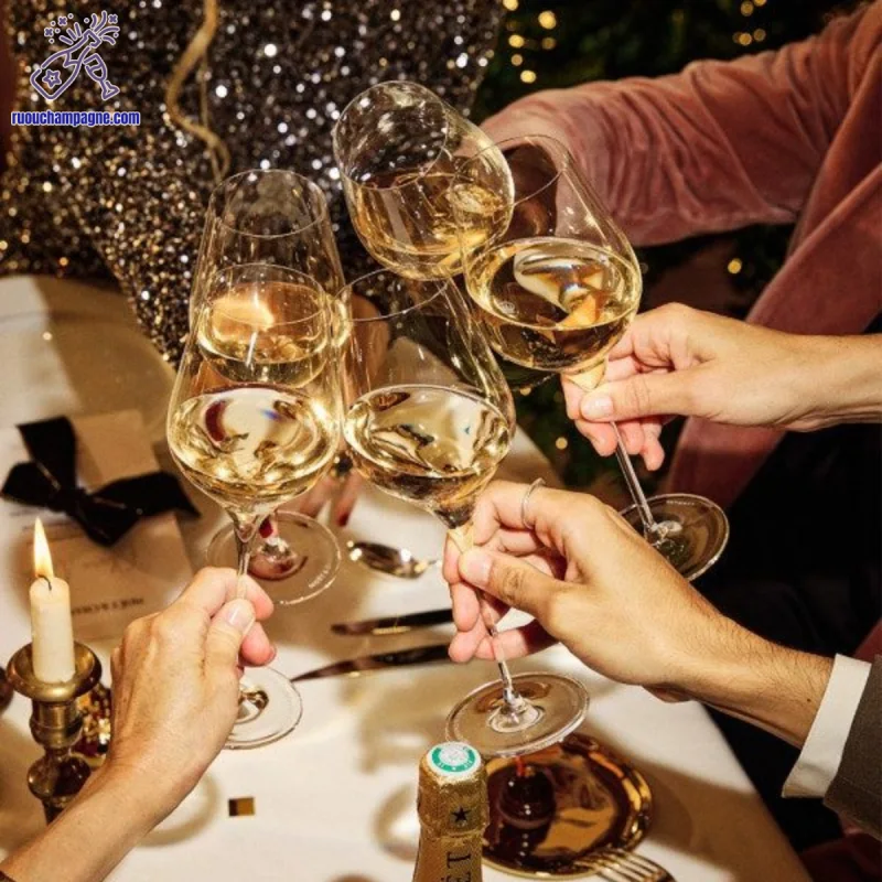 Rượu champagne khai tiệc