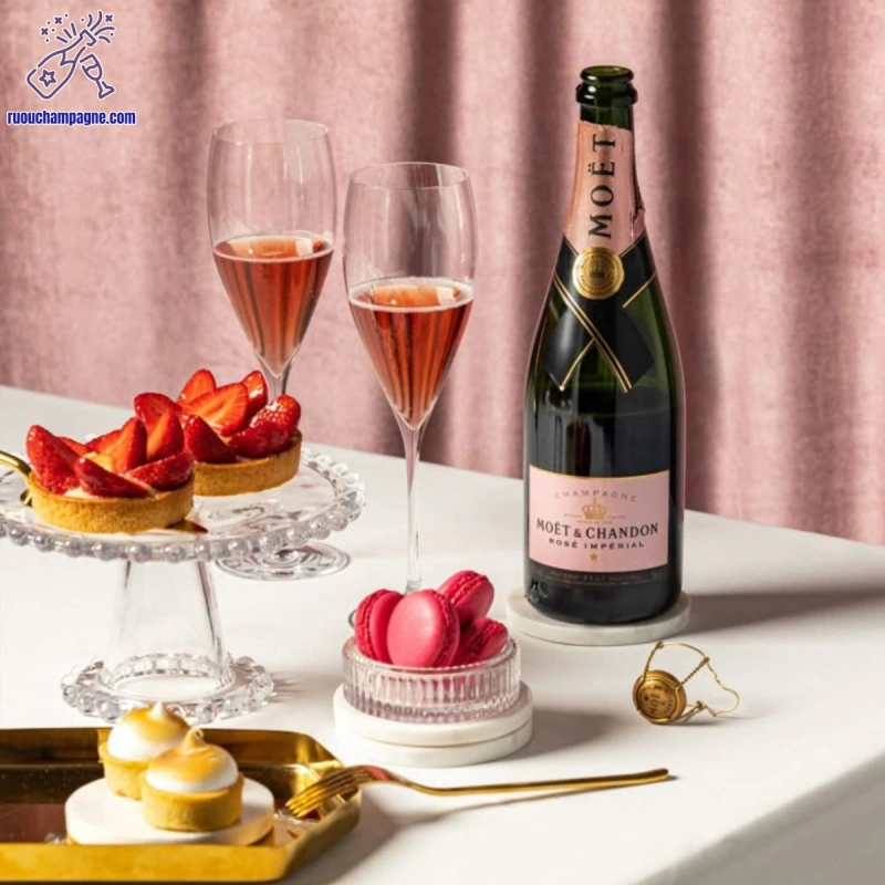 Món ăn đi kèm rượu champagne ngọt