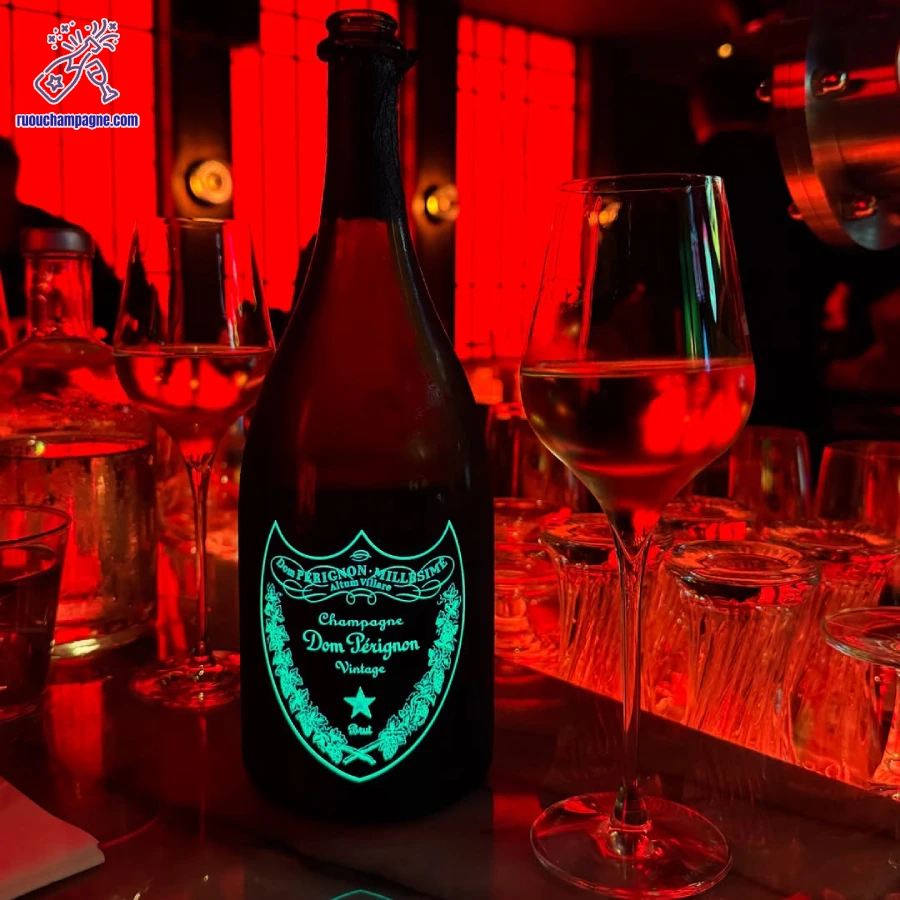 Chai rượu dom perignon luminous phát sáng trong bóng tối, thu hút mọi ánh nhìn