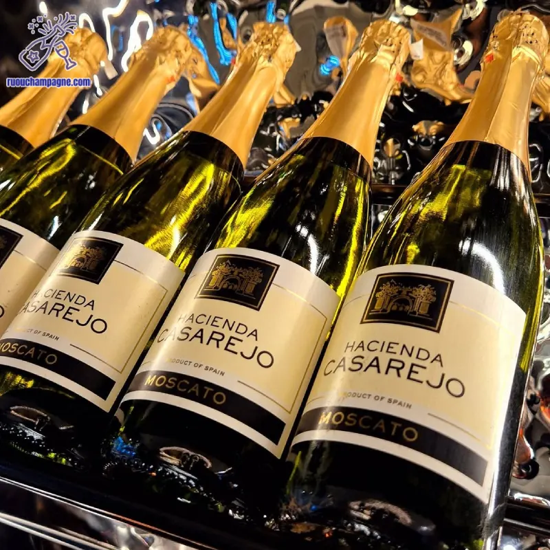 Cách phục vụ hoàn hảo với rượu vang nổ moscato