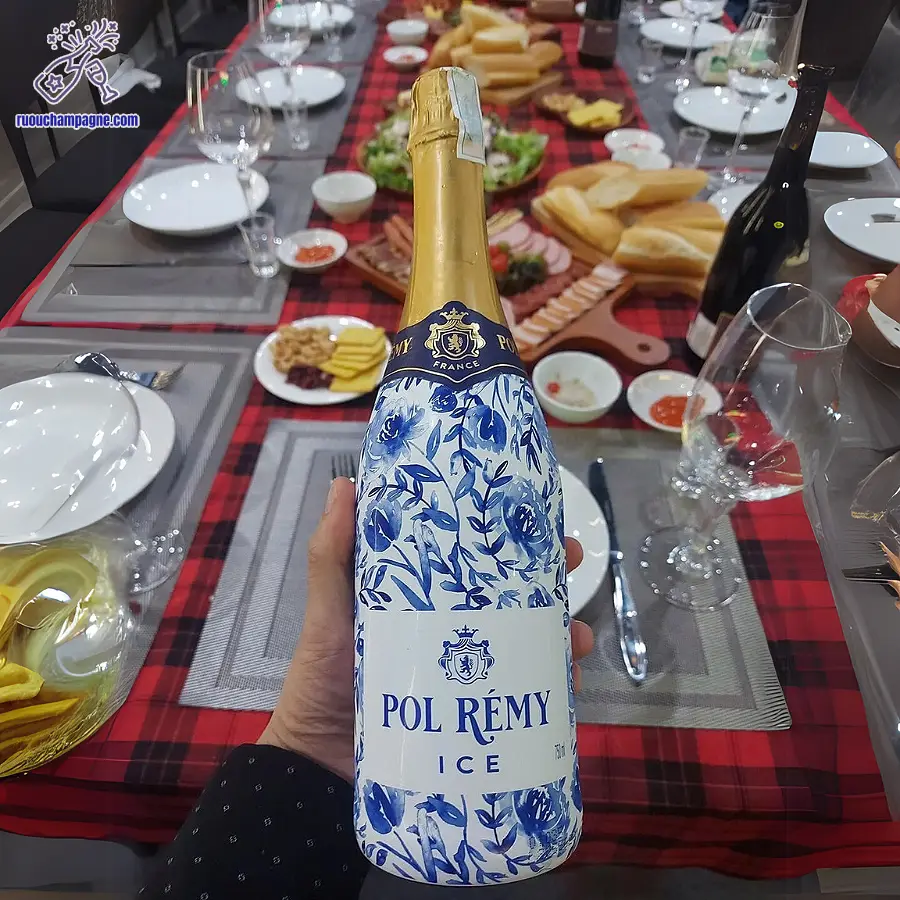 Phục vụ và món ăn kèm lý tưởng với rượu vang nổ Pol Remy Ice