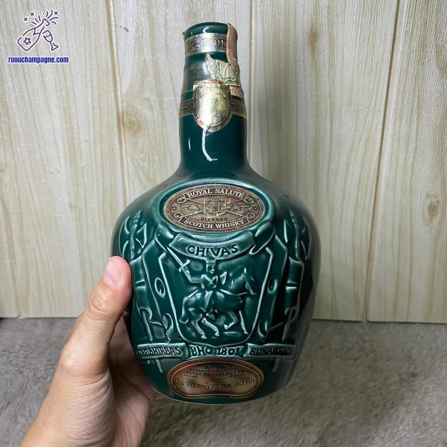 Hướng dẫn phục vụ Chivas 21 mẫu cũ