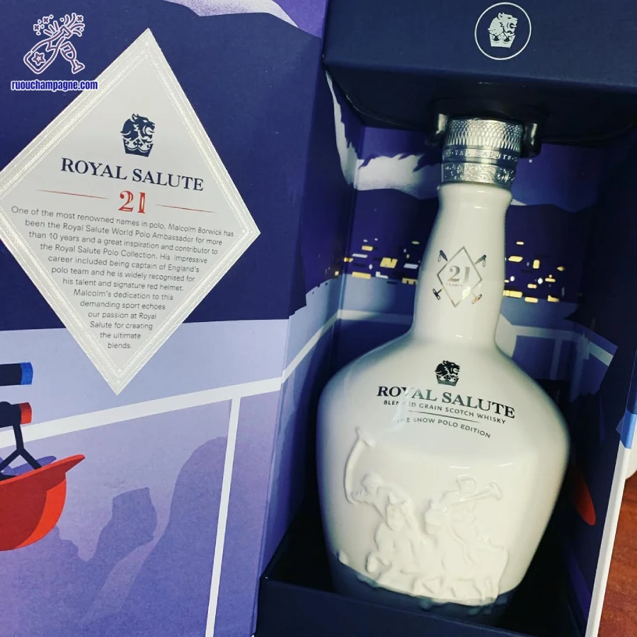 Cách phục vụ rượu Chivas 21 màu trắng