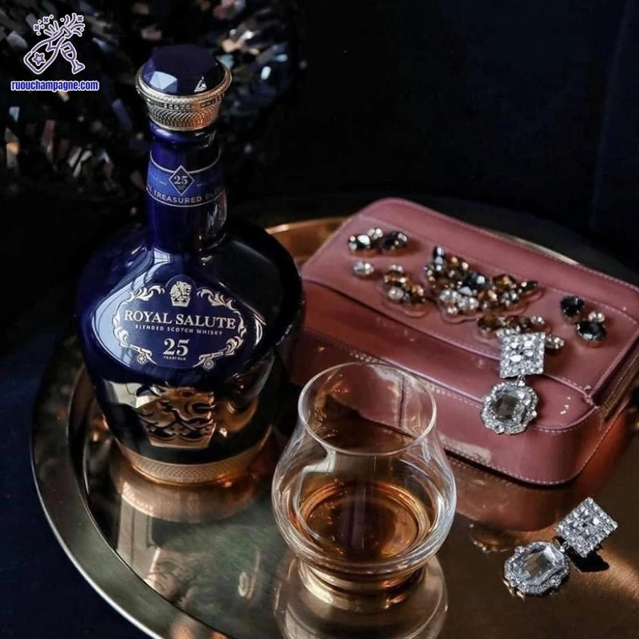 Sự ra đời của chai Chivas 25 Chai Sứ