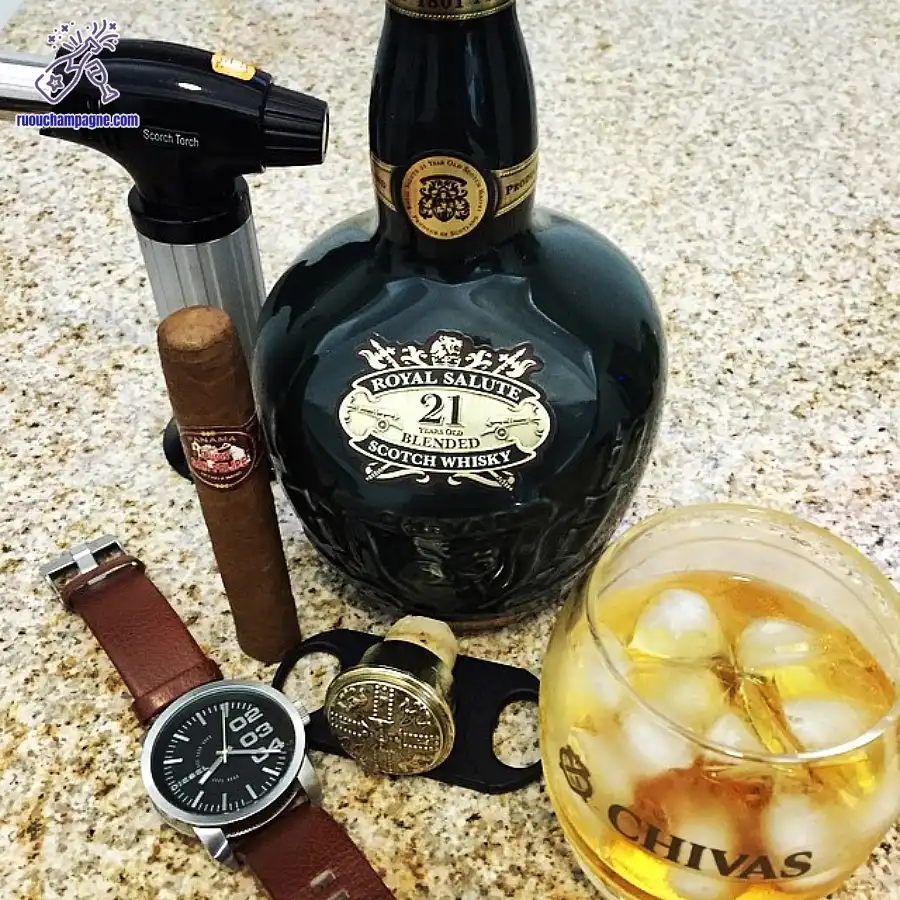 Cách phục vụ Royal Salute 21 Đen đúng chuẩn