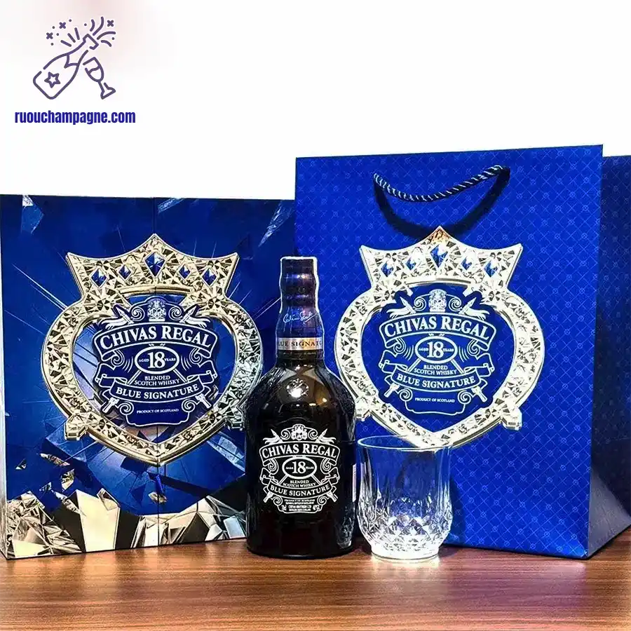 Có gì bên trong rượu Chivas 18 Blue hộp quà 2025?