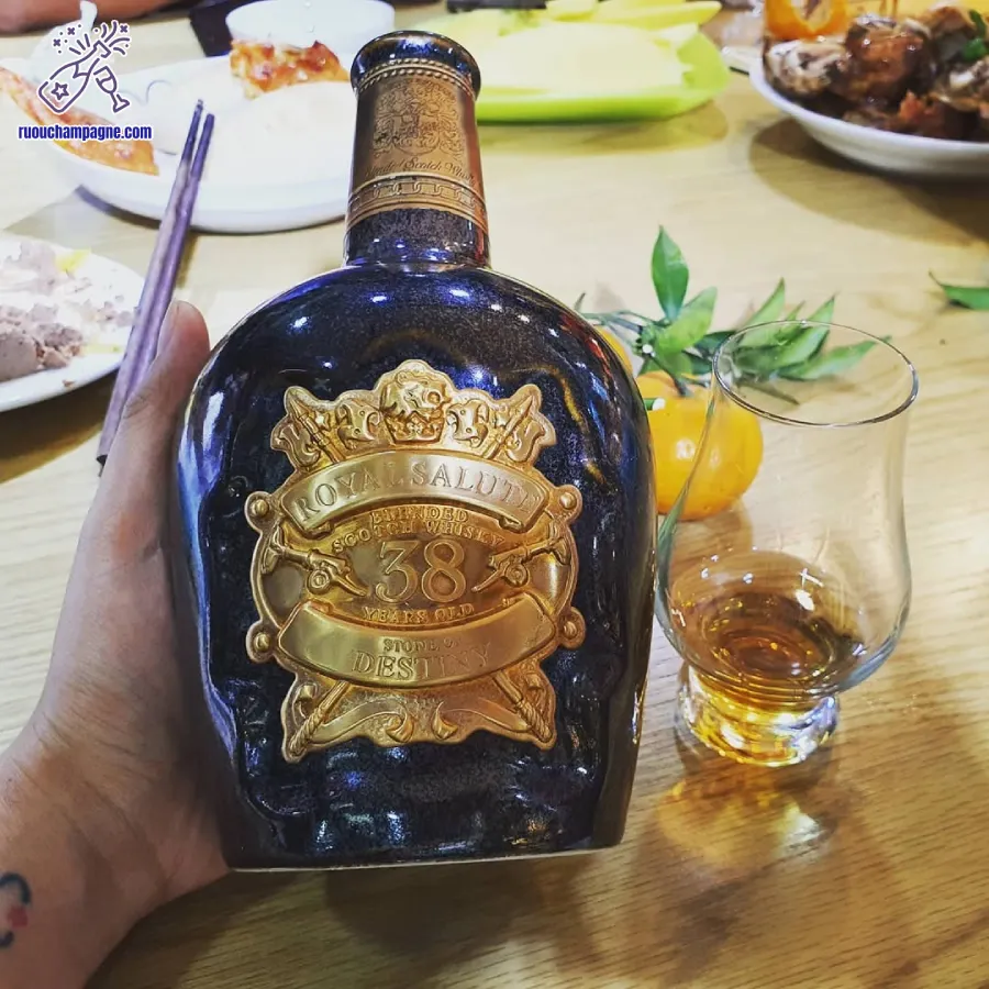 Hướng dẫn phục vụ rượu xứng tầm với giá Chivas 38 700ml